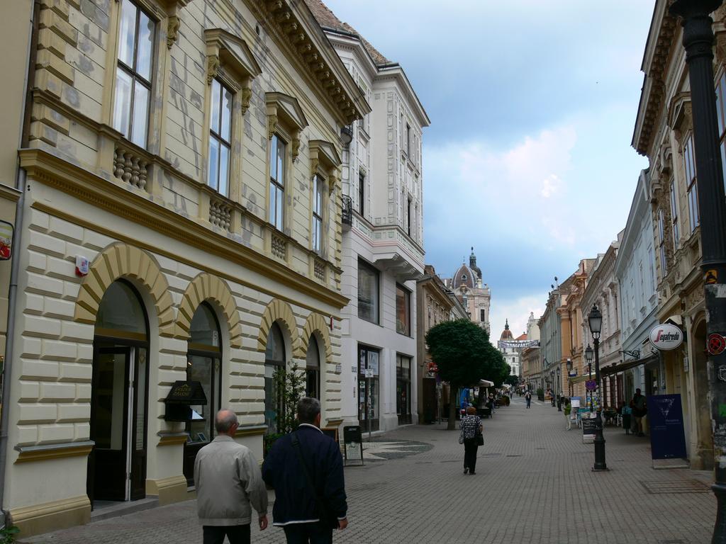 Sunny City Center Pécs Eksteriør billede